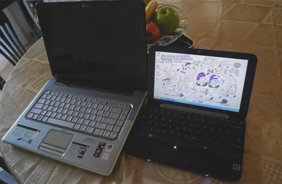 netbook-laptop Laptop-ul de 15.4" langa netbook-ul de 10"