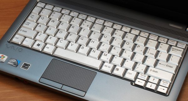 vaio-m-tastatura Vaio M - tastatura comfortabila si trackpad cam inghesuit