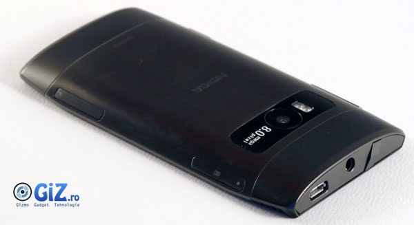 Jack-ul de 3.5 mm si slotul micro USB sunt plasati in partea de sus a telefonului
