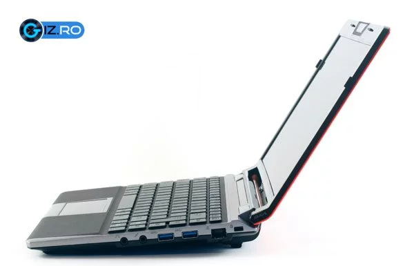 screen Ecranul este lucios si nu se inclian prea mult pe spate