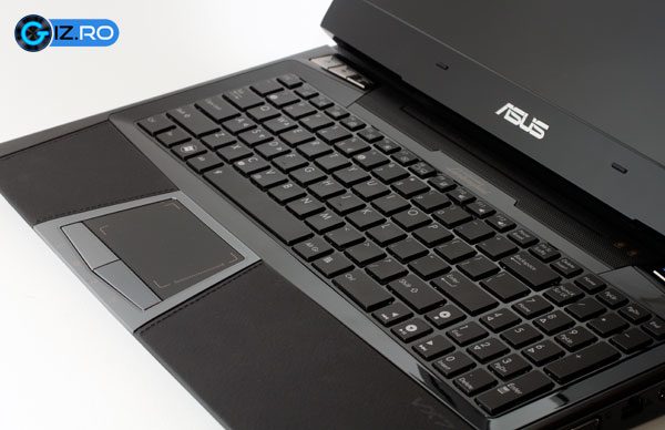 asus-vx7-4 Tastatura si trackpad-ul isi indeplinesc cu brio functiile, insa nu exceleaza