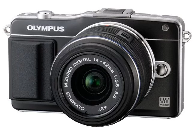 Un mirrorless are un format compact si este mult mai usor decat un DSLR