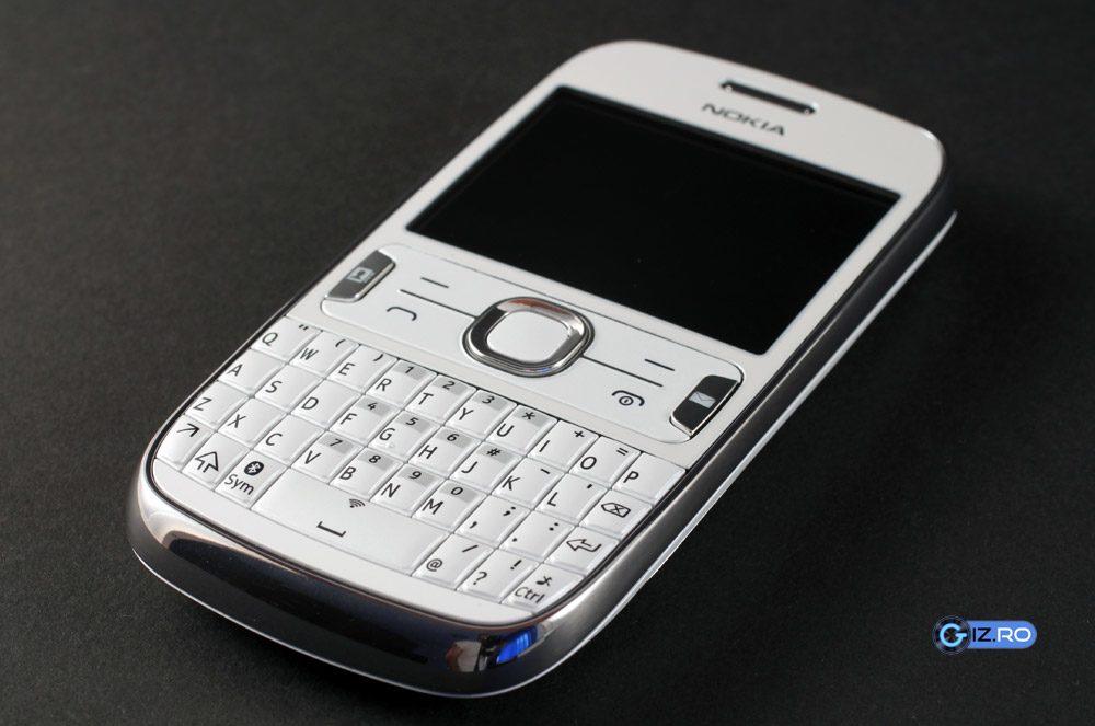 nokia-asha-302-2 Nokia Asha 302 este un telefon ieftin si trebuie judecat prin prisma acestui fapt
