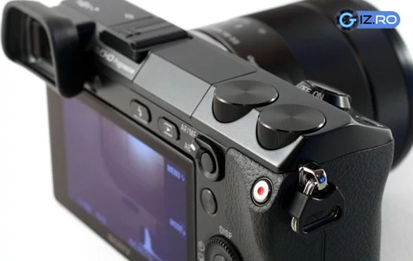 sony-nex-7-3 Rotitele pentru setari, blit-ul incorporat si viewfinderul sunt doar cateva dintre punctele forte ale Nex-ului 7
