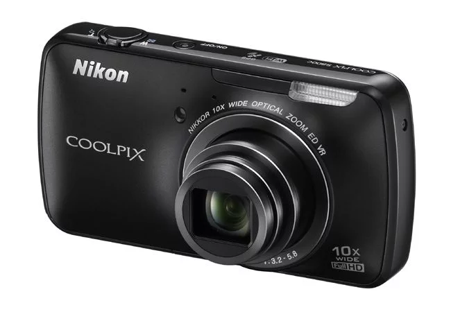 Nikon Coolpix S800c, un aparat foto ideal pentru cei care vor sa posteze rapid pe Facebook