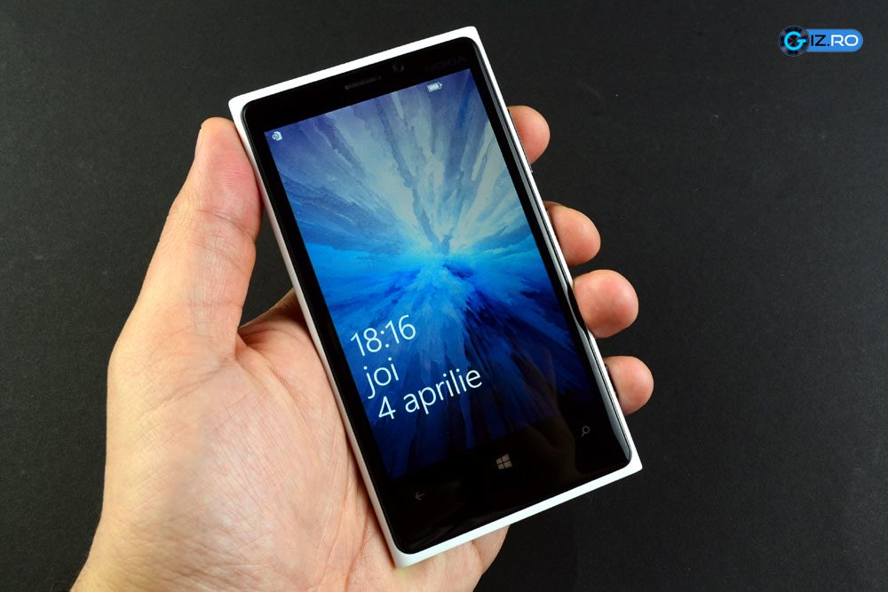 Nokia Lumia 920 este usor de tinut in mana, in ciuda greutatii si a grosimii