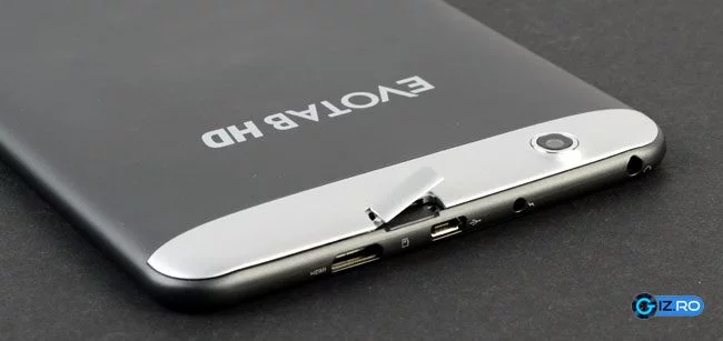 Toate porturile tabletei sunt in partea superioara, inclusiv slotul microSD ascuns sub o clapeta