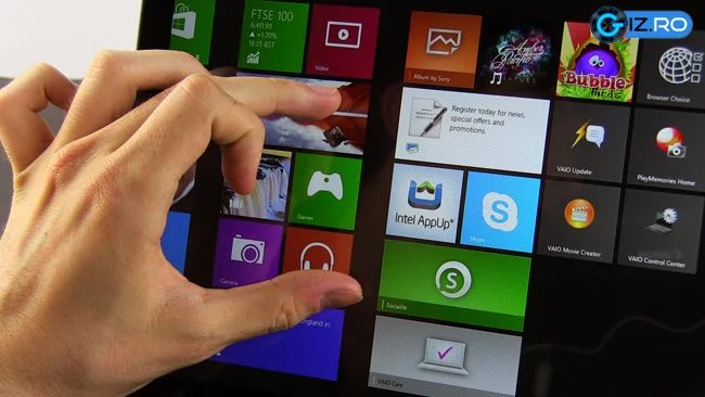 Ecranul tactil ofera culori vii