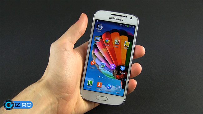 Samsung Galaxy S4 Mini - telefonul care poate fi folosit cu o mana