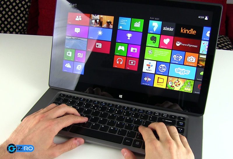 Ecranul de pe Acer-ul Aspire R7 este excelent