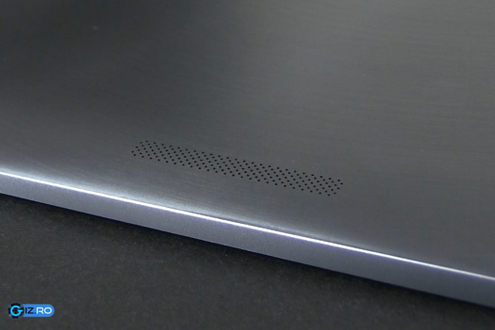 tableta Asus are un singur difuzor, iar partea din spate se incalzeste in jurul logo-ului Asus