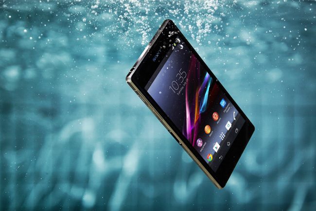 Sony Xperia Z1 poate fi folosit si in apa pana la o adancime de 1.5 metri