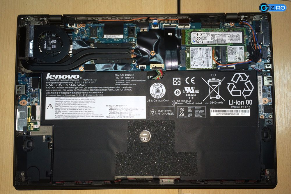 Poti obtine usor acces la partea interioara a lui X1 Carbon 2014