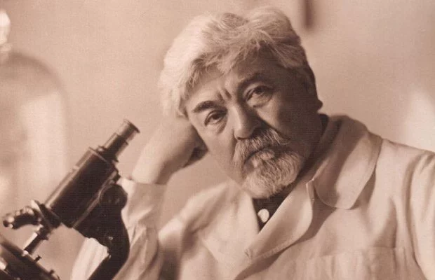 Ion Cantacuzino in 1926, lucrand la microscop