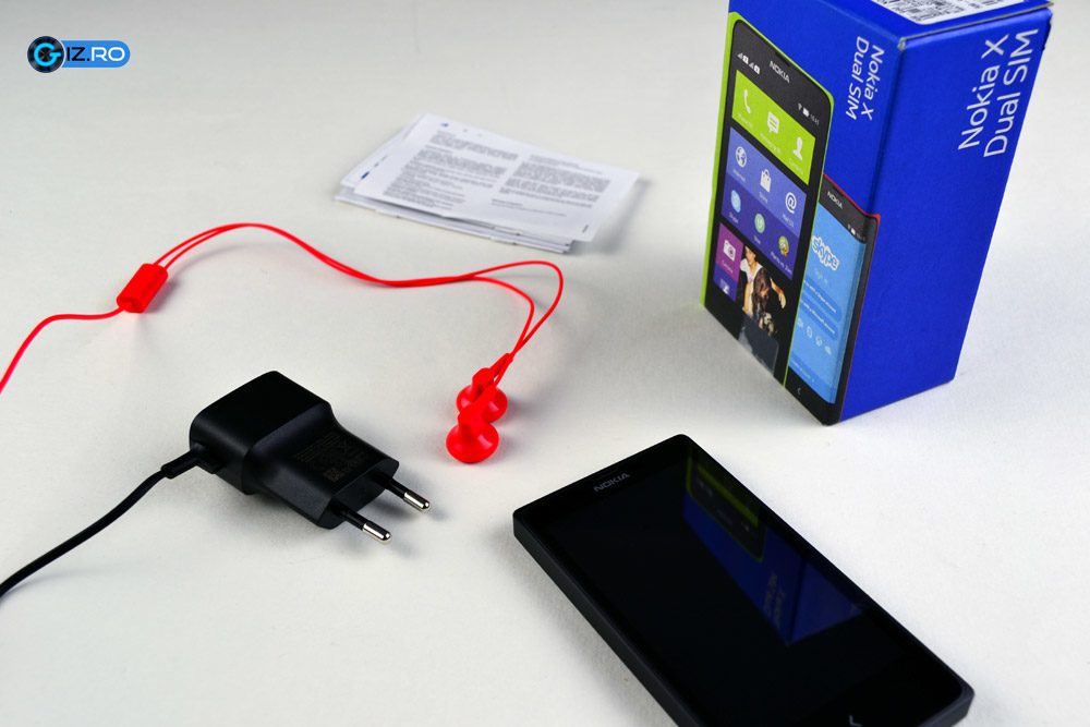 Pachetul Nokia X contine, pe langa telefon, incarcator si casti