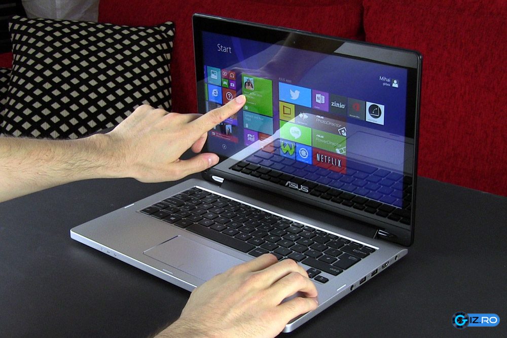 Ecranul afiseaza multe reflexii ale mediului inconjurator