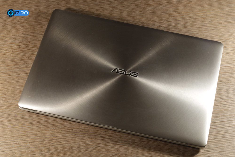 Capacul lui NX500 are celebrele cercuri Zenbook