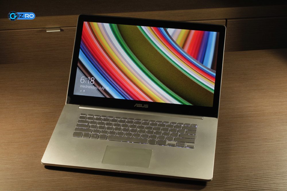 Ecranul lui NX500 este de buna calitate