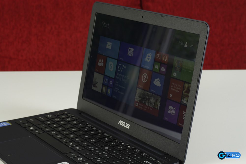 Ecranul nu este foarte lizibil in lumina soarelui