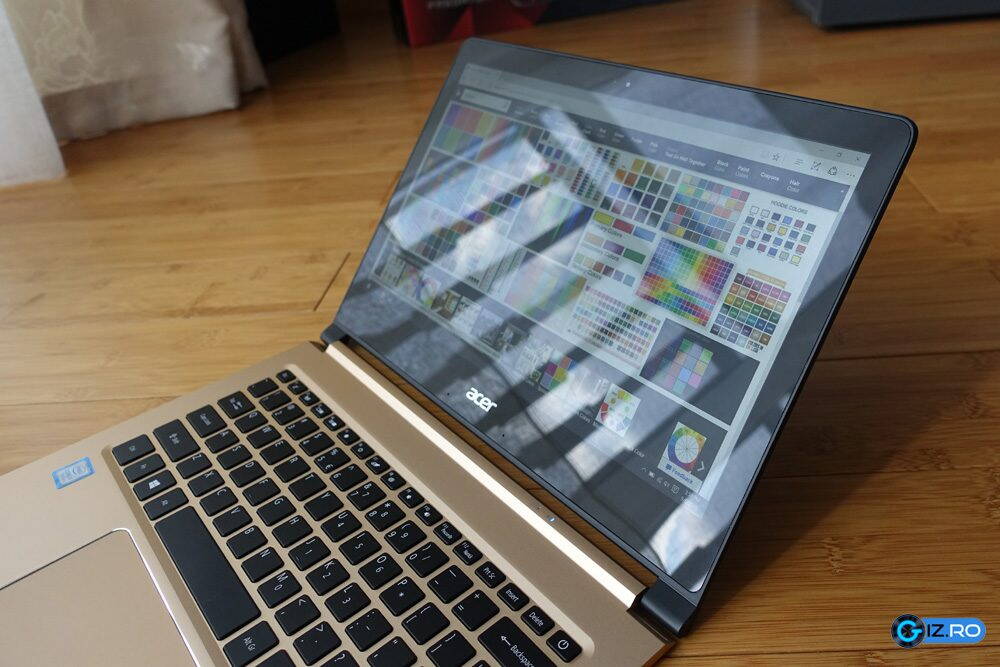 Ecranul lui Acer Switch 7 este lucios