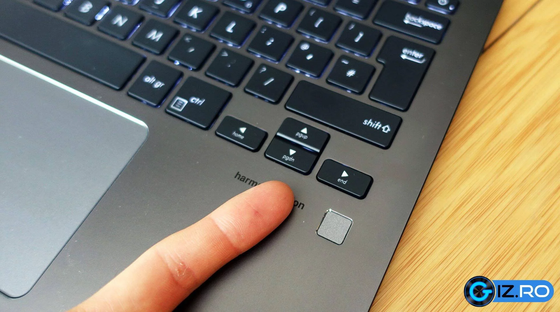 asus-zenbook-13-ux331-screen-fingersensor