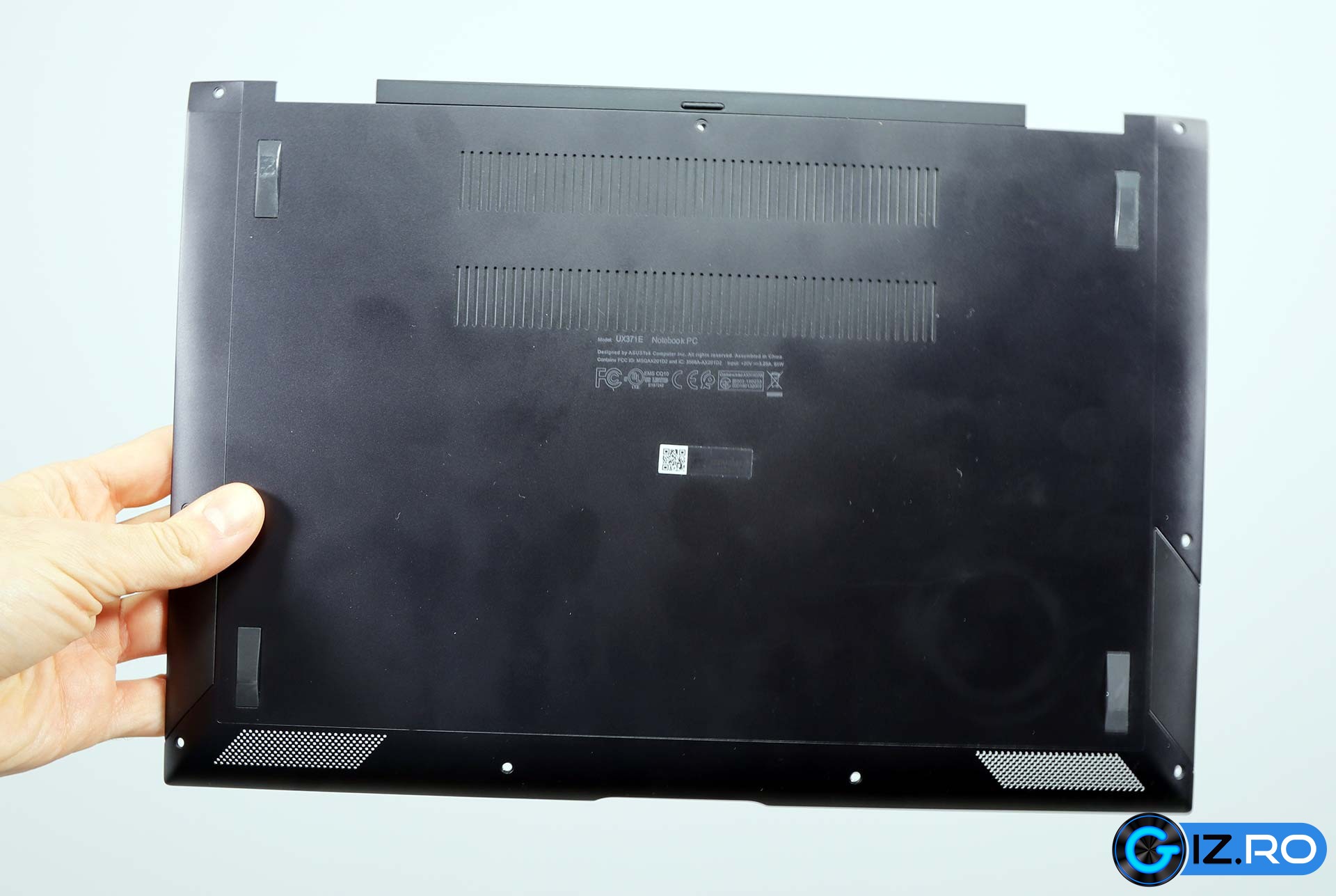 asus-zenbook-ux371-back-covered