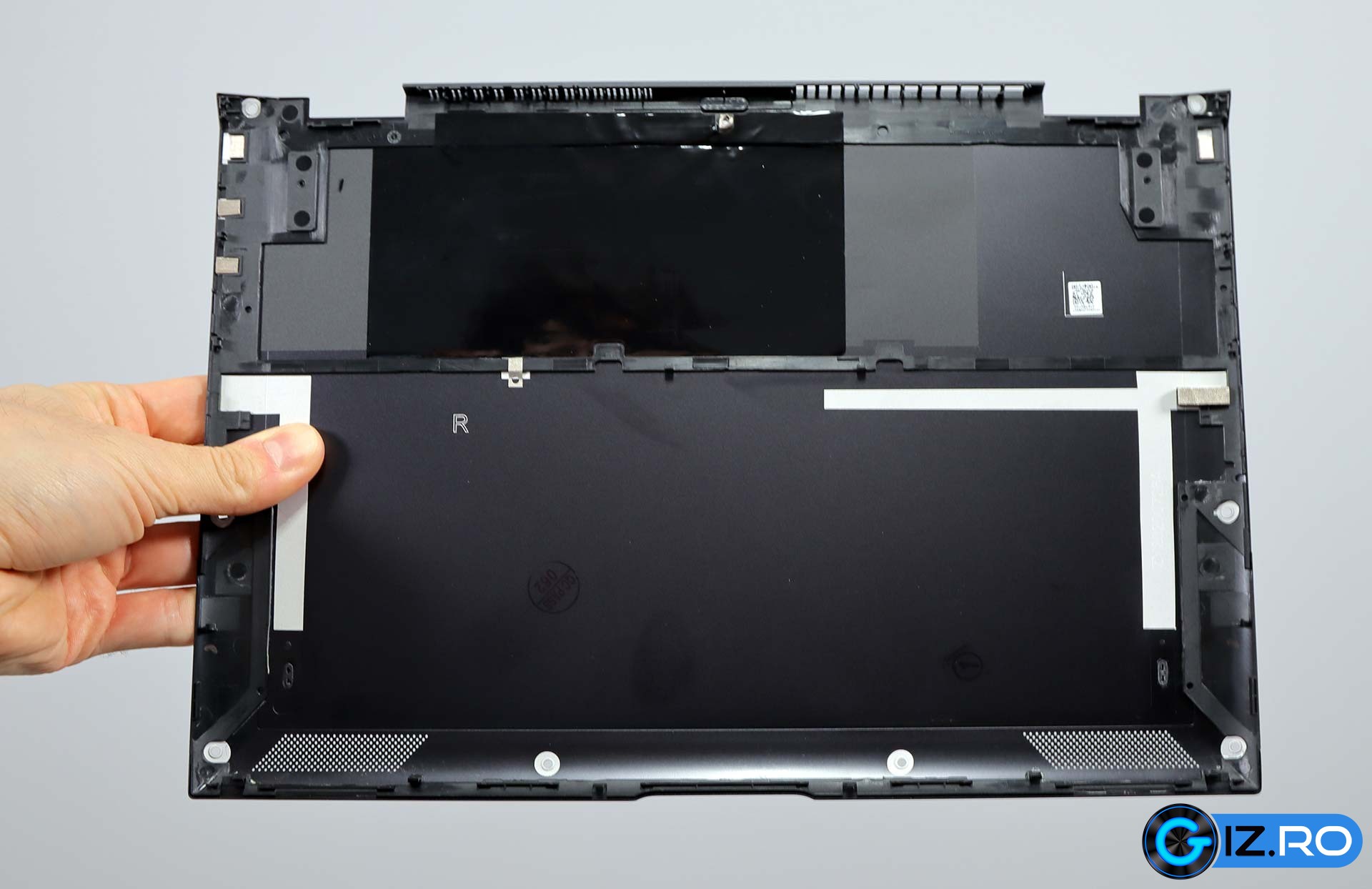 asus-zenbook-ux371-back-covered2