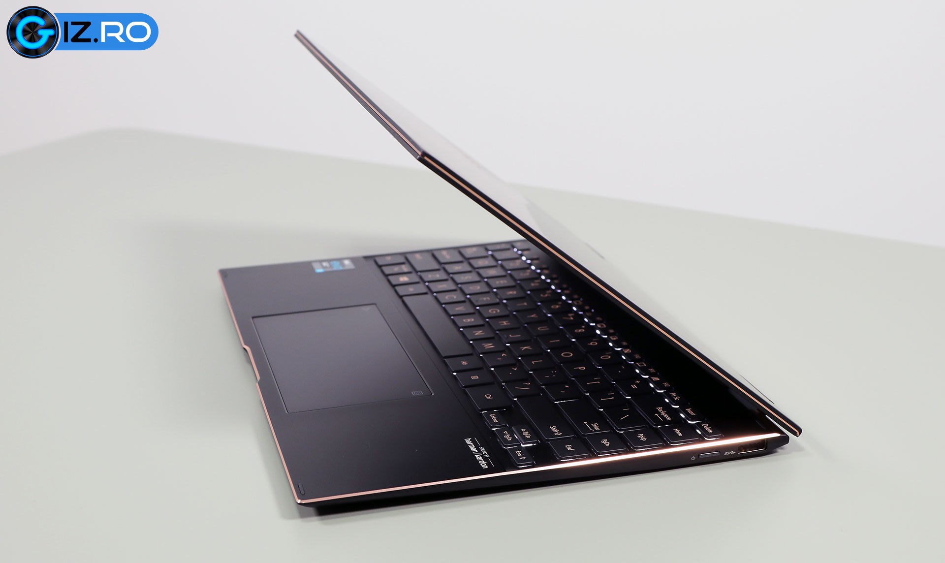 asus-zenbook-ux371-gold-accents2