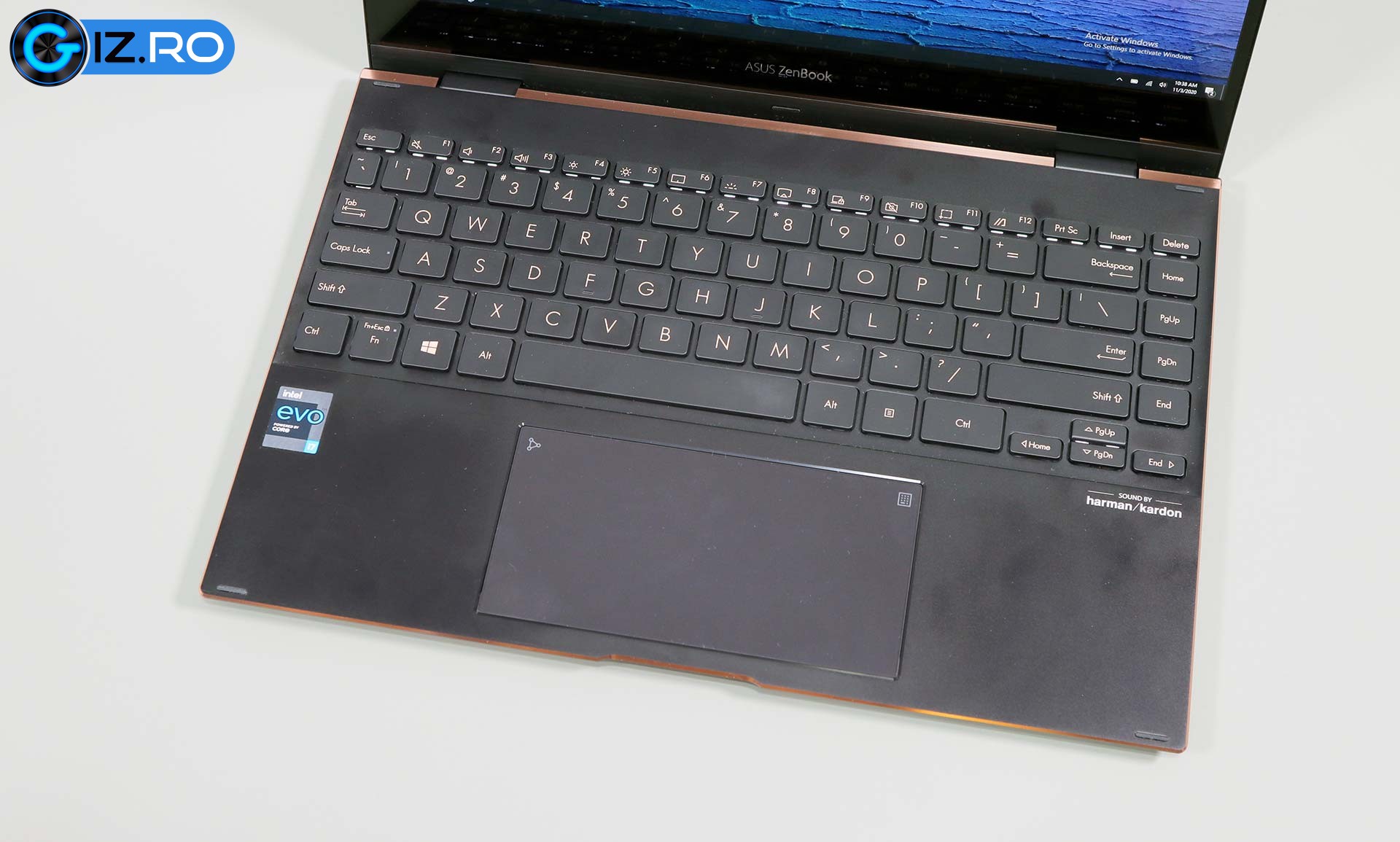 asus-zenbook-ux371-interior-smudges