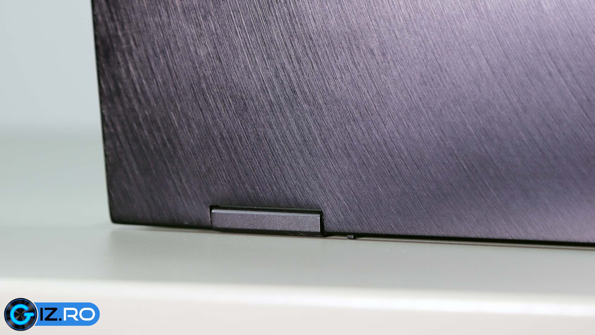 asus-zenbook-ux371-minuscule-rubber-feet