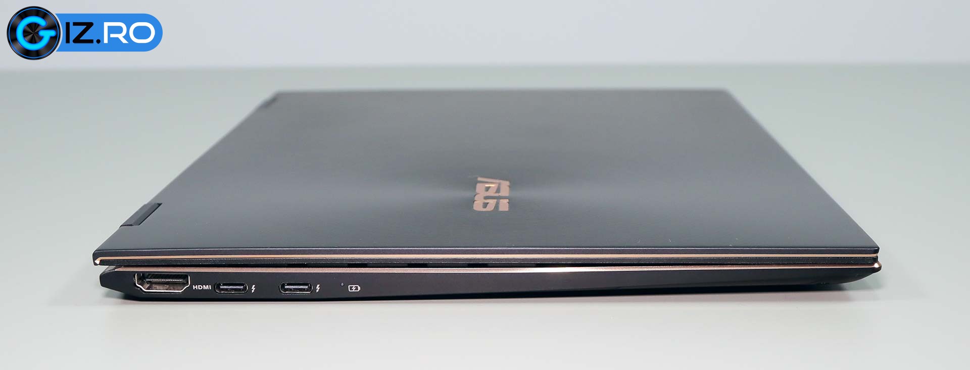 asus-zenbook-ux371-sides-left