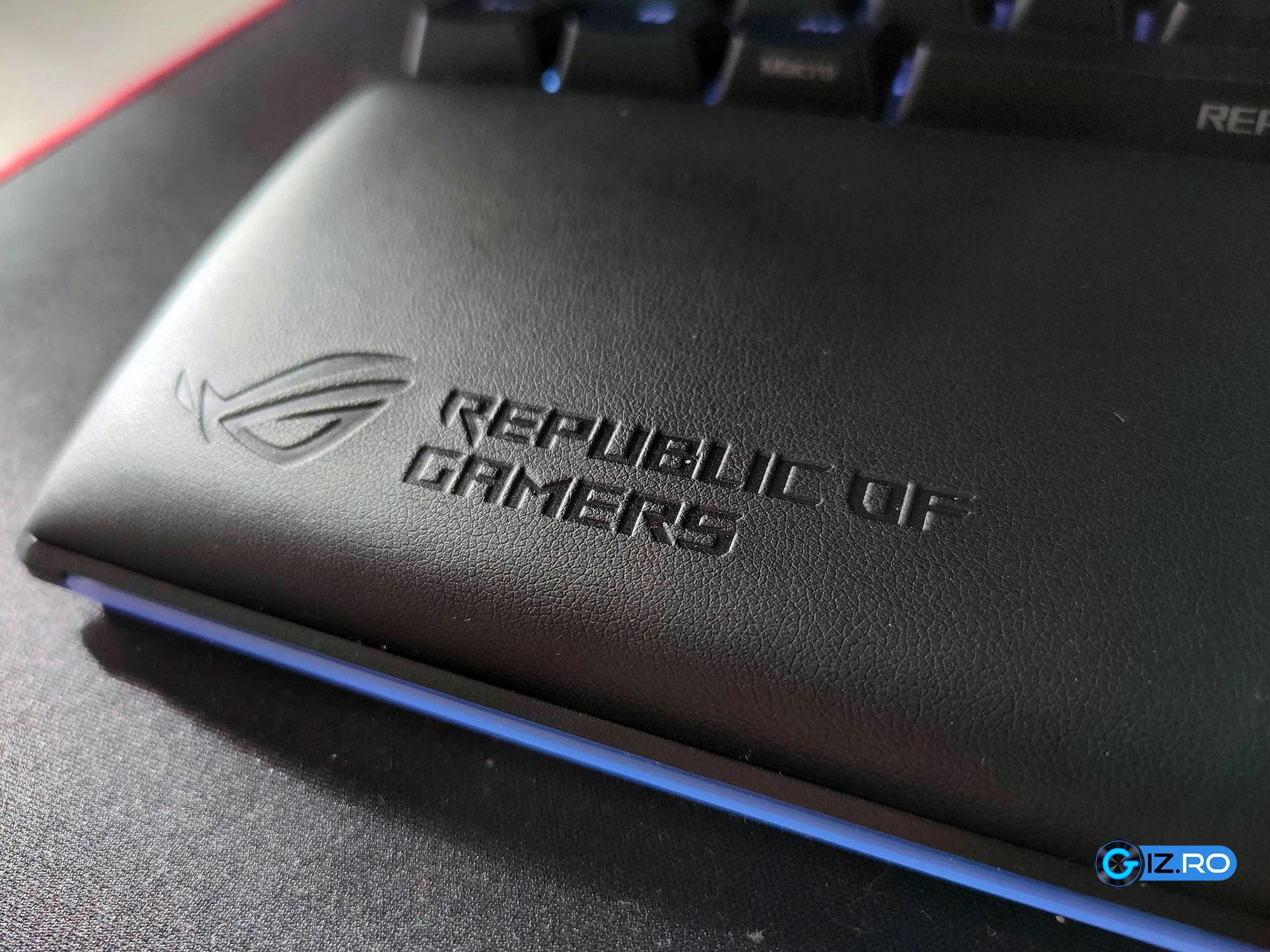 ASUS ROG Strix Flare II Animate ROG logo palm rest